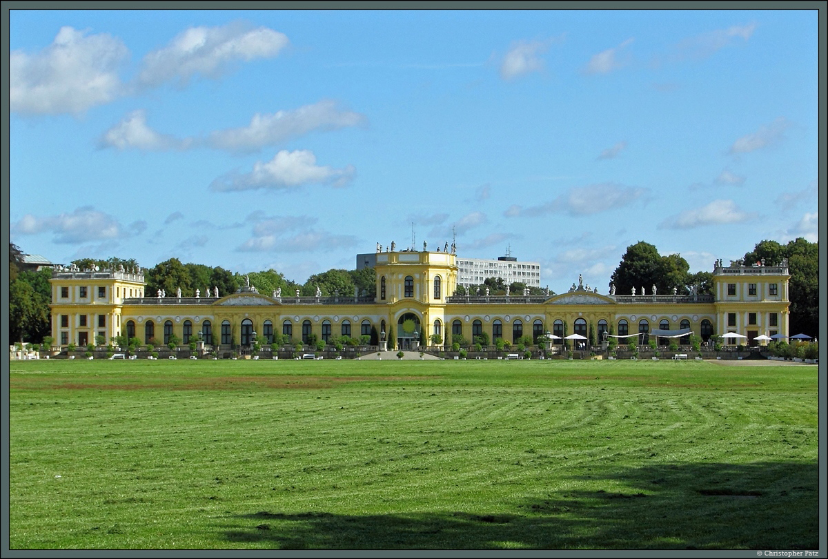 Die Orangerie in Kassel wurde zwischen 1703 und 1711 errichtet. Heute befindet sich in dem Gebude ein  Astronomisch-Physikalisches Kabinett. An die Orangerie schliet sich die Karlsaue, ein barocker Park, an. (11.08.2014)