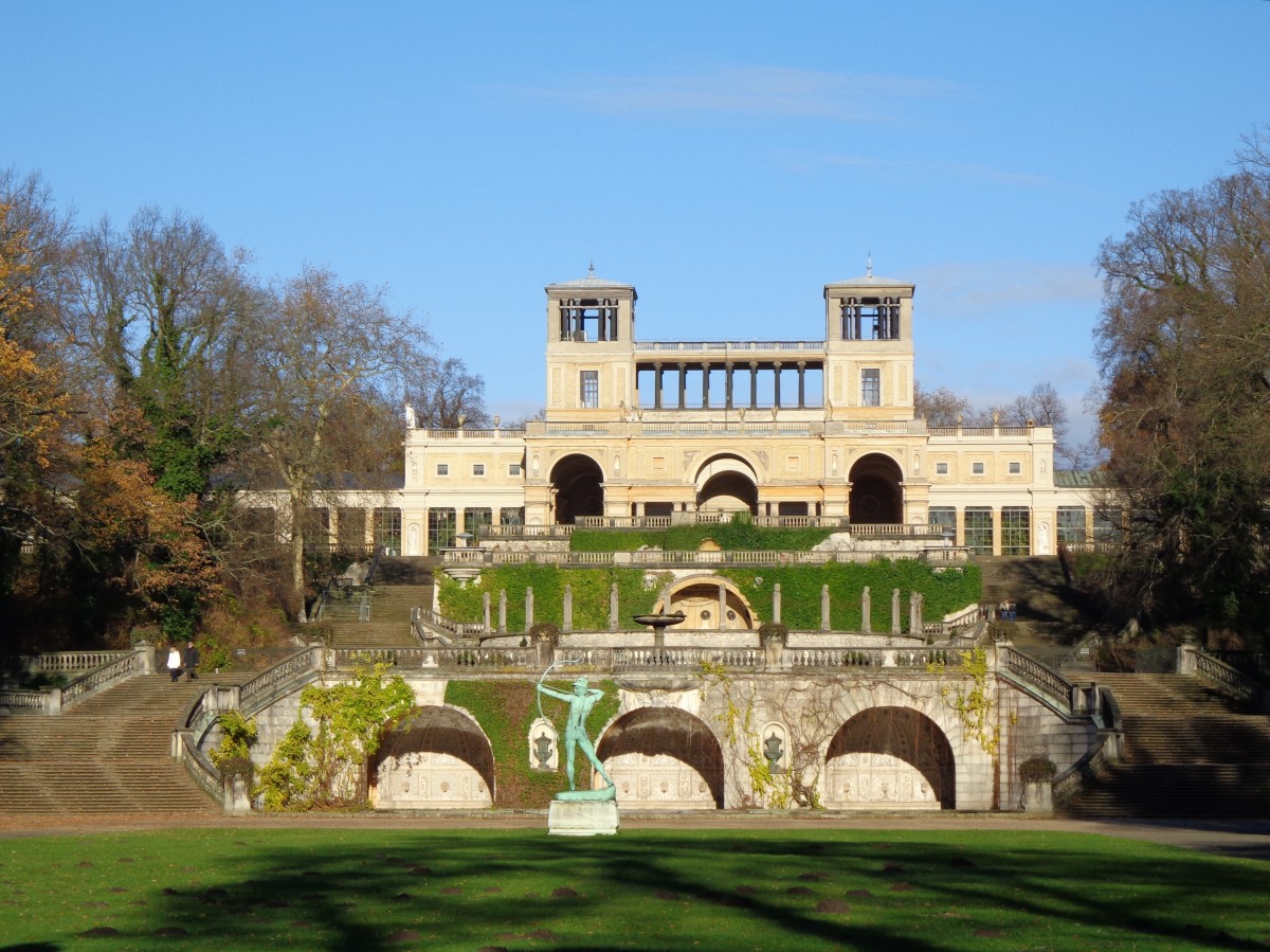 Die Orangerie im Potsdamer Park Sanssouci von der Hauptallee aus gesehen am 25.11.13