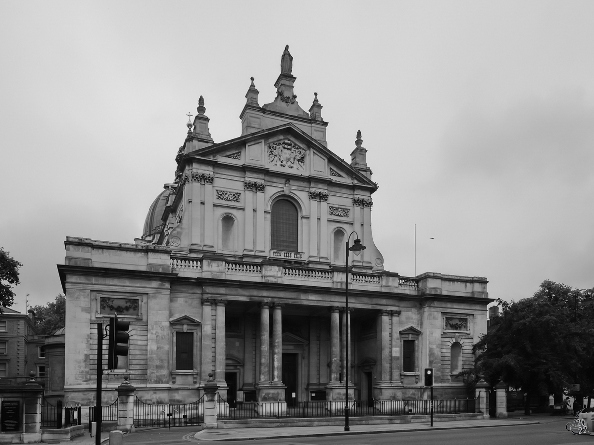 Die Oratorianerkirche Unbeflecktes Herz Mari wurde von 1880 bis 1884 im neobarocken Stil errichtet. (London, September 2013)