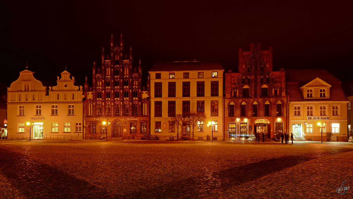 Die Ostseite des Greifswalder Marktplatzes mit backsteingotischen Giebelhusern zum Jahresende 2014.