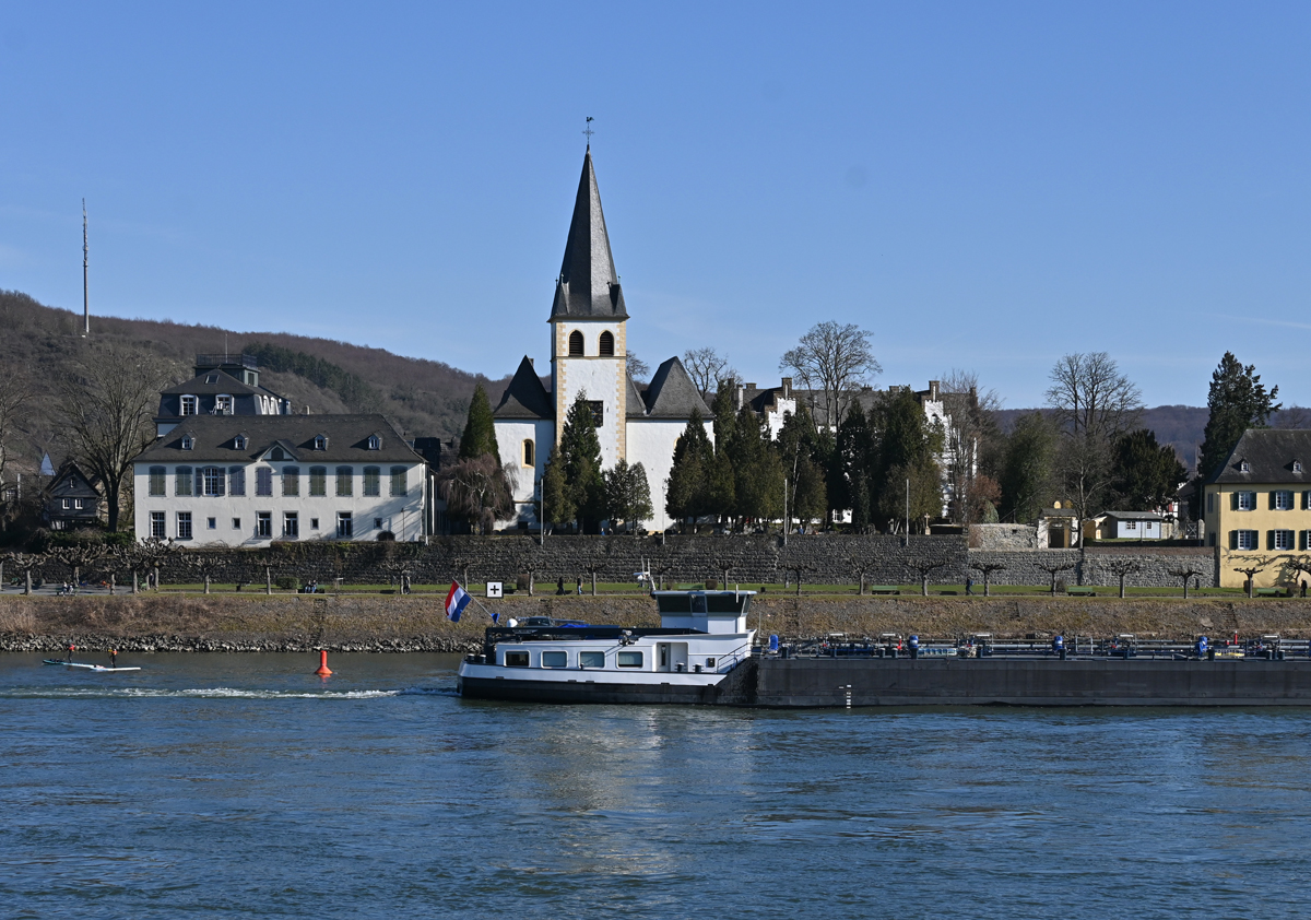 Die Pantaleon-Kirche am Rheinufer in Unkel - 06.03.2021