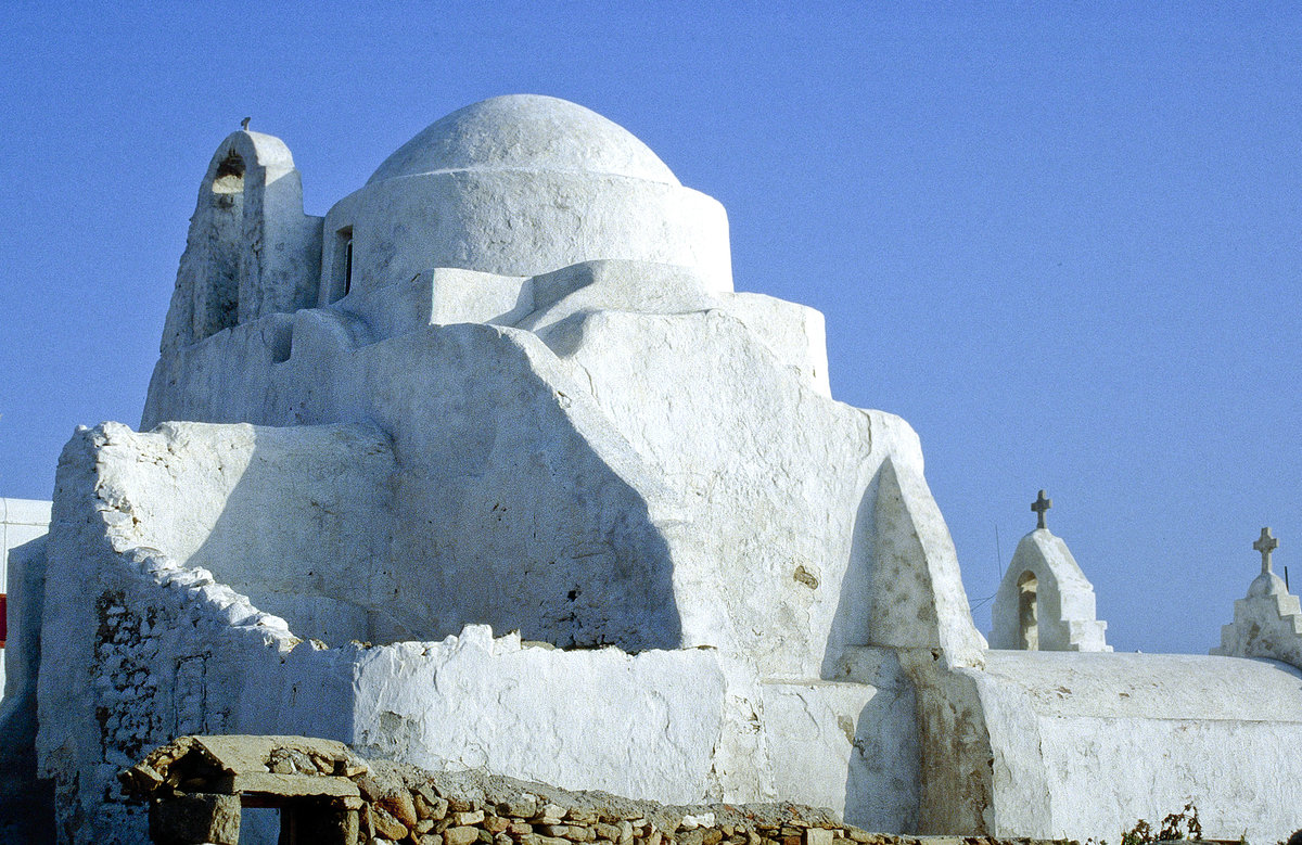 Die Paraportiani Kirche in Mykonos Stadt. Bild vom Dia. Aufnahme: Juni 1992.
