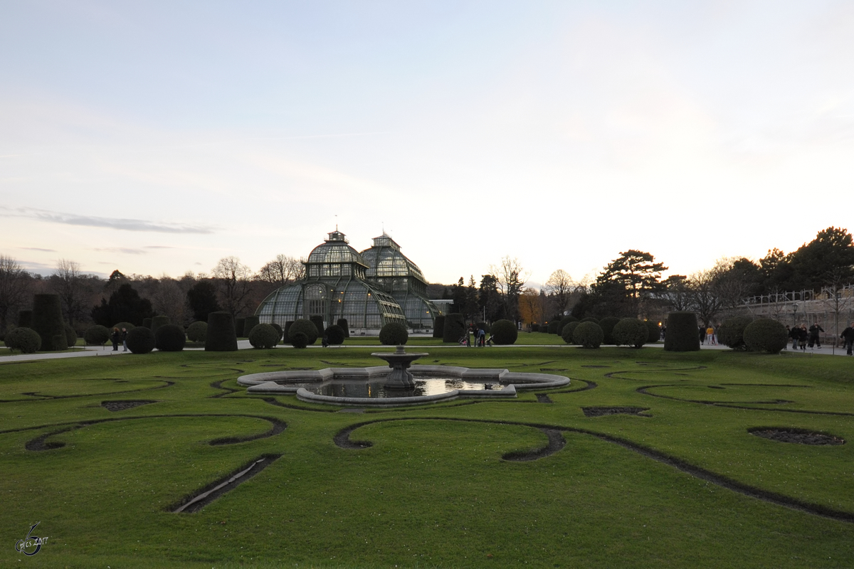 Die Parkanlage vor dem Palmenhaus im Schlosspark Schnbrunn. (Wien, Dezember 2010)