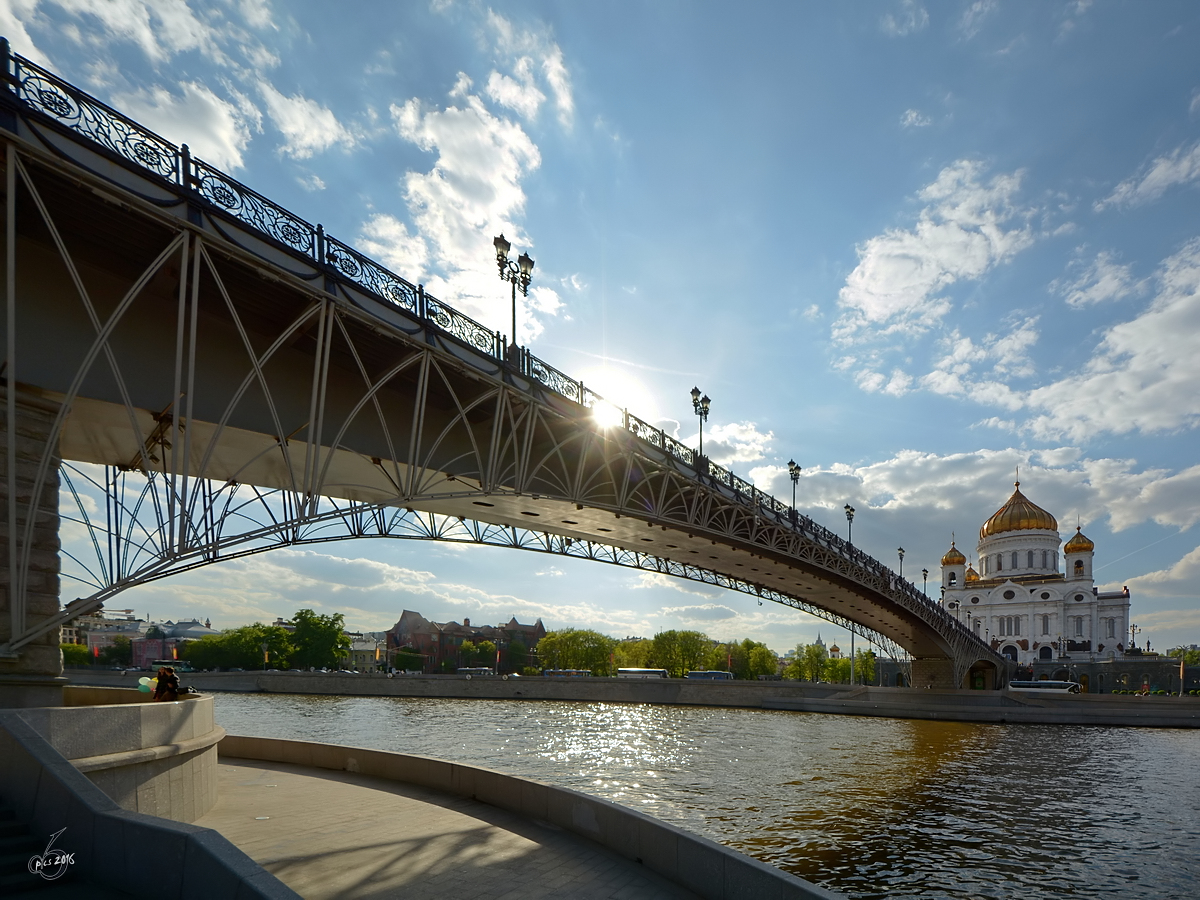 Die Patriarchen-Brcke ber den Flu Moskwa fhrt zur Christ-Erlser-Kathedrale. (Moskau, Mai 2016)