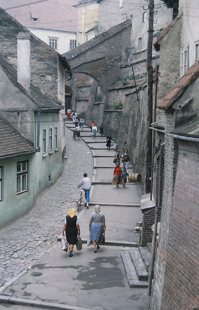 Die  Pempflinger Stiegen  sind eine Gasse zwischen Ober- und Unterstadt in Sibiu (Hermannstadt). Aufnahme: Juni 1990 (eingescanntes Dia).