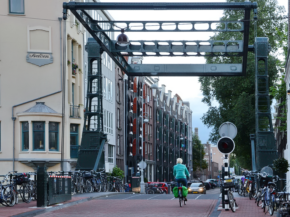 Die Peperbrug ist eine im Jahre 1929 fertiggestellte Klappbrcke. (Amsterdam, August 2012)