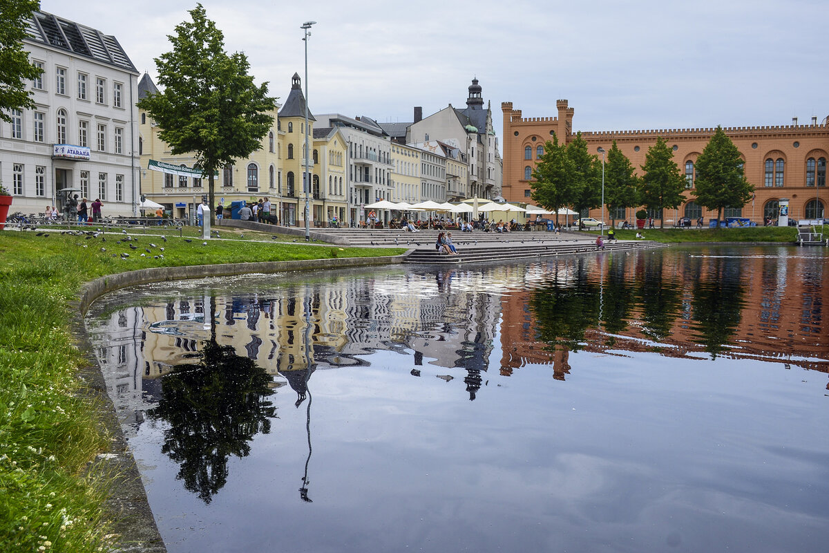 Die Pfaffenteich Promenade in der Landeshauptstadt Schwerin. Aufnahme: 17. Juni 2022.