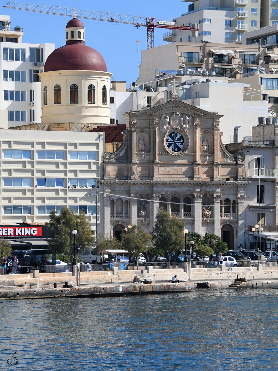 Die Pfarrkirche Jesus von Nazareth wirkt leicht deplatziert in der  Betonwste  von Sliema. (Oktober 2017)