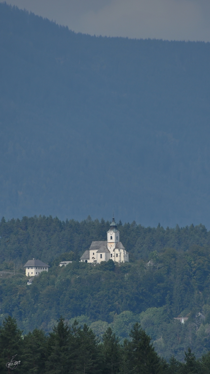 Die Pfarrkirche St. Georg am Sternberg, so gesehen Ende August 2019.