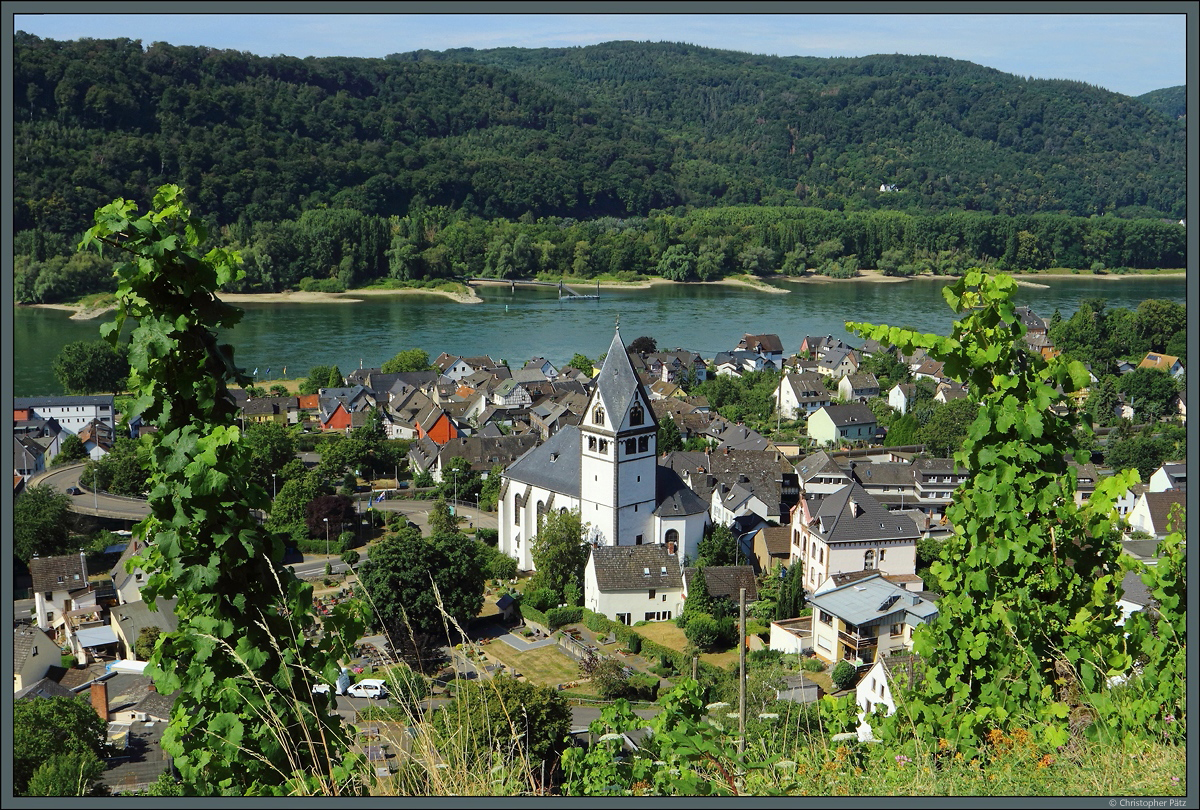 Die Pfarrkirche St. Laurentius in Leutesdorf am Rhein stammt aus unterschiedlichen Epochen. Der Kirchturm wurde bereits im 13. Jahrhundert errichtet, das Langhaus ersetzte 1728-1730 einen Vorgngerbau. (Leutesdorf, 24.07.2020)