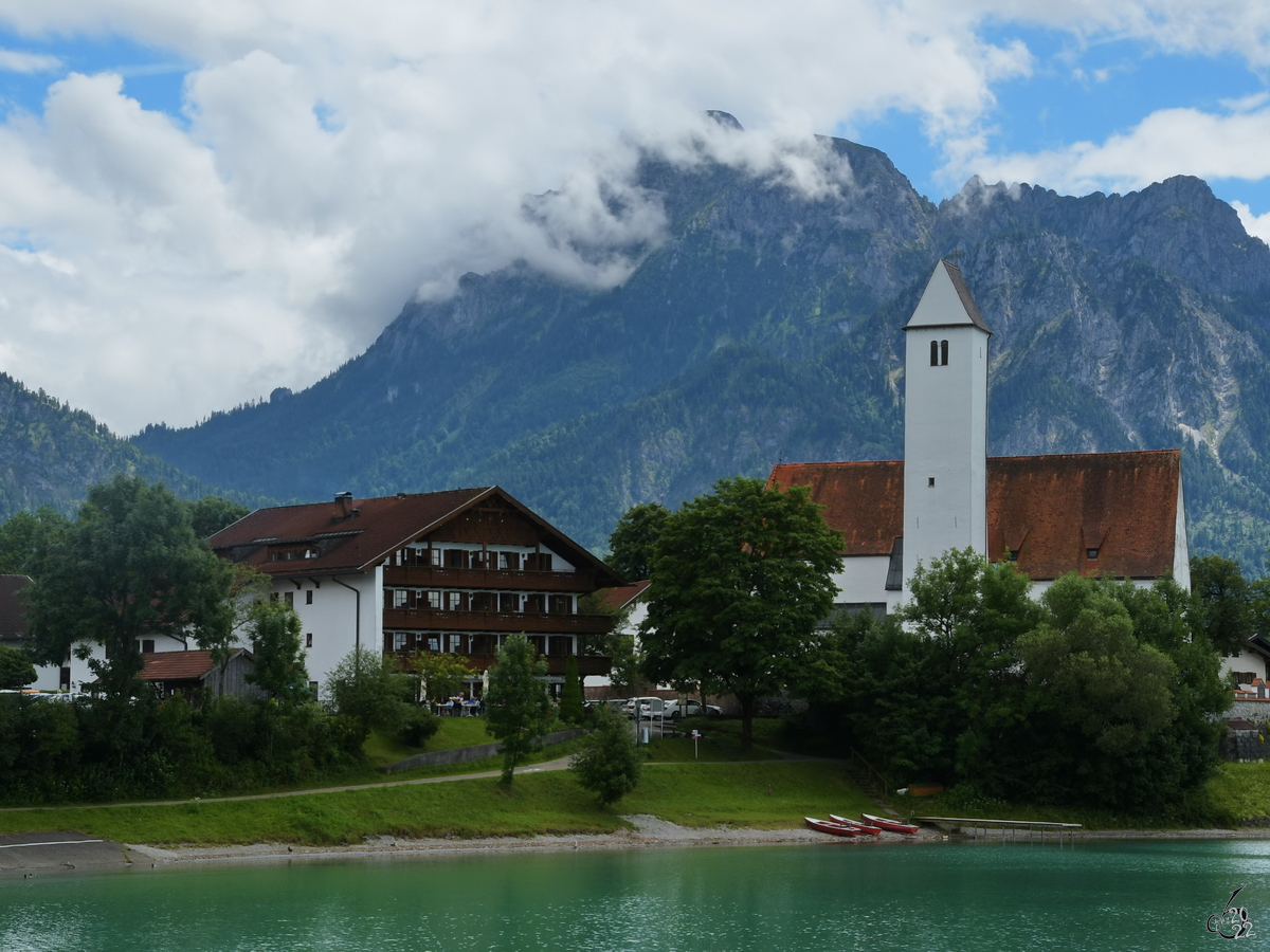 Die Pfarrkirche St. Maria und Florian in Waltenhofen wurde im 14. Jahrhundert erbaut und wurde dann um 1500 nochmal erweitert. (Juli 2017)