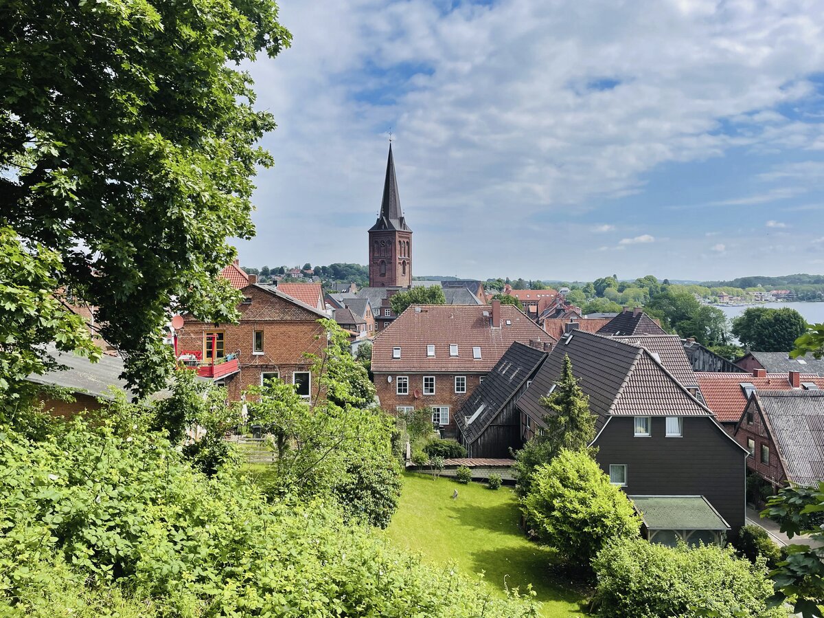 Die Plner Innenstadt vom Schlossberg aus gesehen. Aufnahme: 8. Juni 2022.