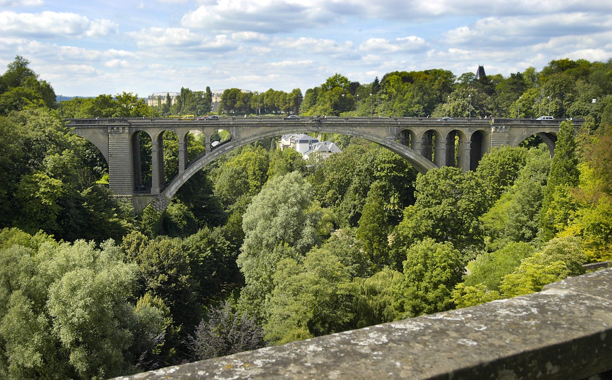 Die Pont Adolphe verbindet die Luxemburger Altstadt und Festung mit dem Bahnhofsquartier. Aufnahme: August 2007.