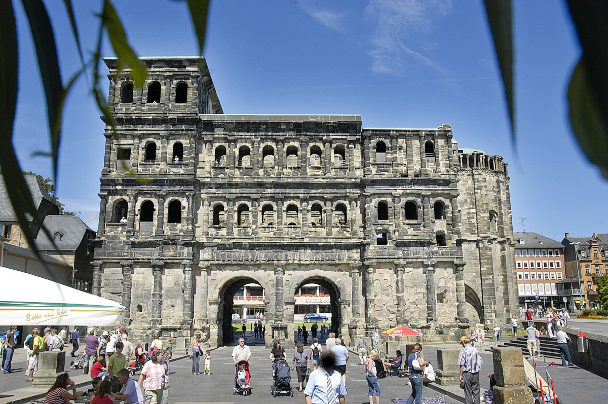 Die Porta Nigra (lateinisch fr „Schwarzes Tor“) ist ein ehemaliges rmisches Stadttor und bekanntes Wahrzeichen der Stadt Trier. Der Name Porta Nigra stammt aus dem Mittelalter. Seit 1986 ist die Porta Nigra Teil des UNESCO-Welterbes. Aufnahme: Juli 2007.