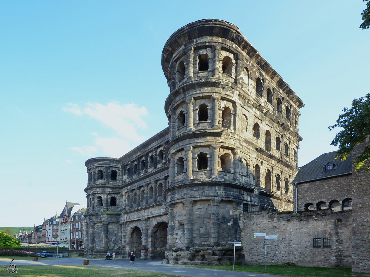 Die Porta Nigra ist das Wahrzeichen der Stadt Trier. (Juli 2013)