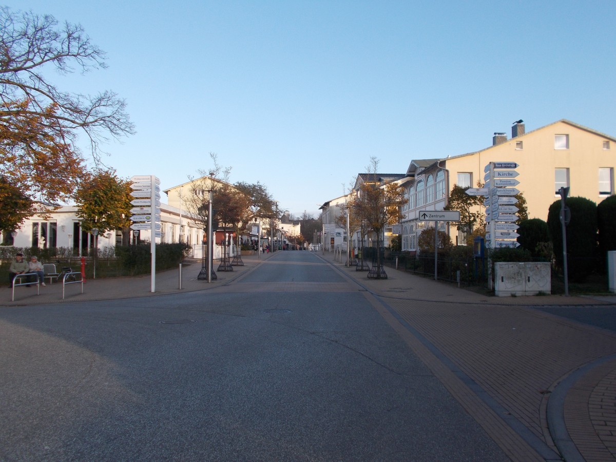 Die Poststrae ist gleichzeitig auch die durchgehende Hauptstrae von Ghren.Aufgenommen am 08.November 2014.