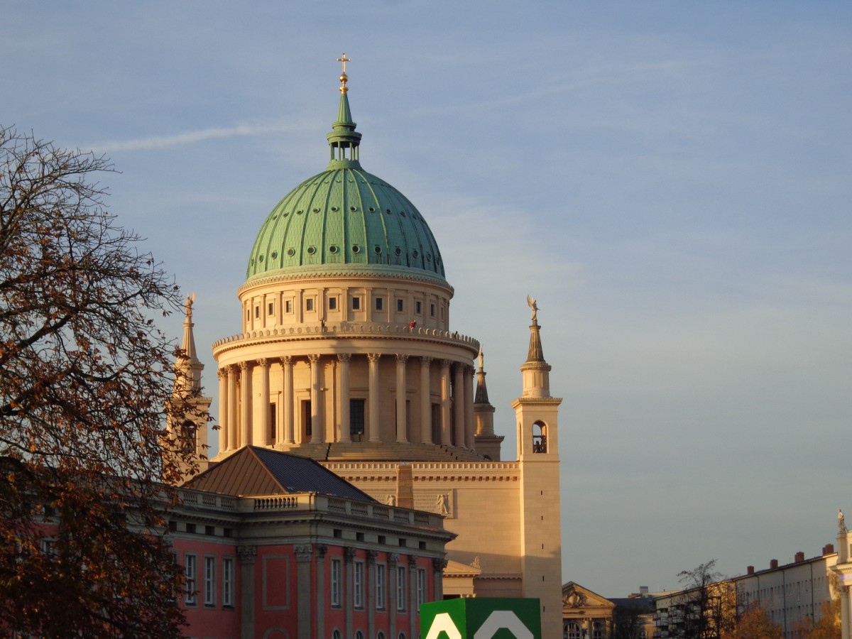 Die Potsdamer Nikolaikirche am 31.10.13 von der Langen Brcke aus gesehen.