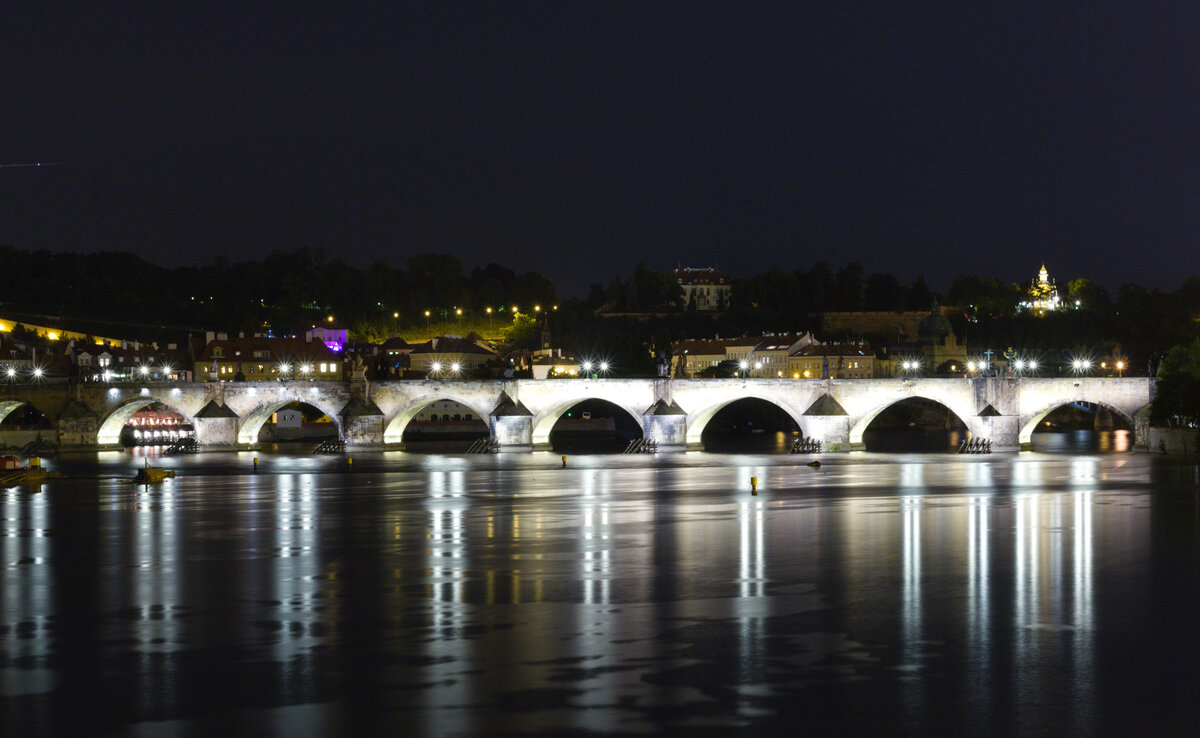 Die Prager Karlsbrcke in der Nacht vom 26. auf den 27.08.2021. 