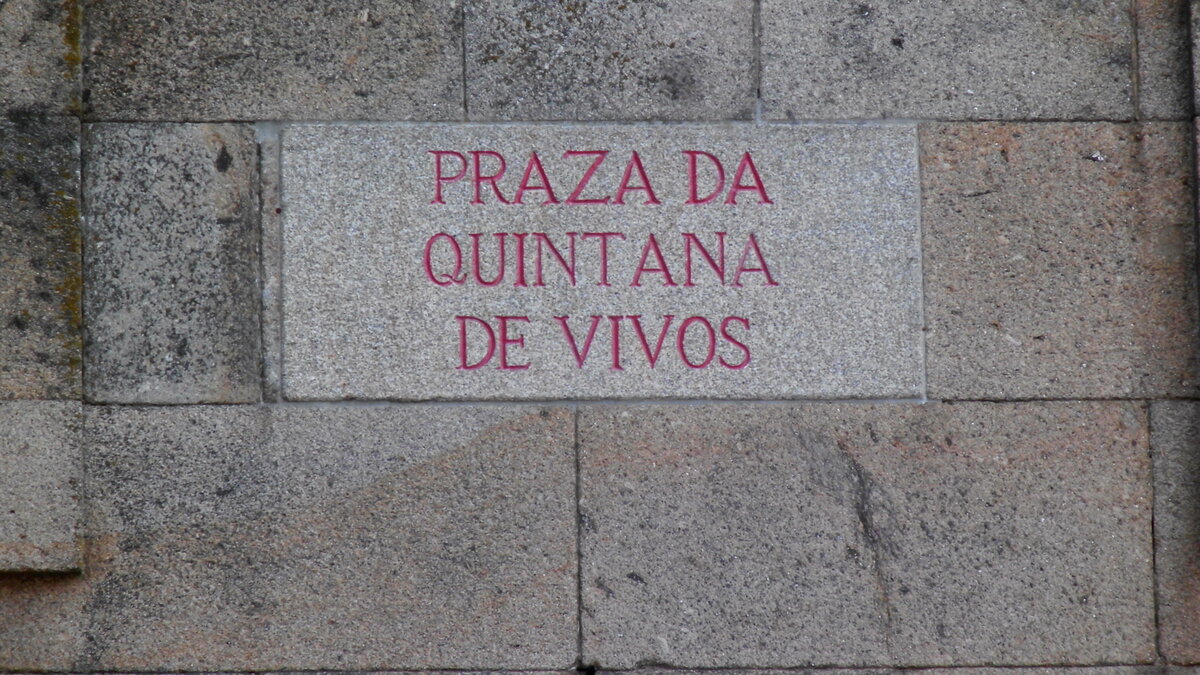 Die  PRAZA DA QUINTANA DE VIVOS  ist ein historischer Platz in Saniago de Compostella, der Hauptstadt der nordwestspanischen Region Galicien. Bekannt ist die Stadt vor allem als Endpunkt des Jakobswegs (Camino de Santiago) und als vermeintlicher Begrbnisort des biblischen Apostels Jakobus, der von Prachtbauten wie einer Kathedrale und einem Kloster aus dem 9. Jh. umgeben ist.