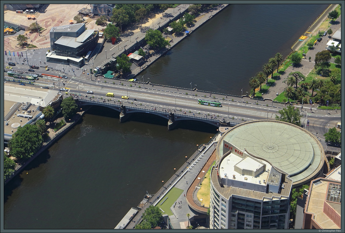Die Princes Bridge ber den Yarra River wurde 1888 errichtet und ist damit eine der ltesten Brcken Melbournes. (Blick vom Eureka Tower, 29.12.2019)