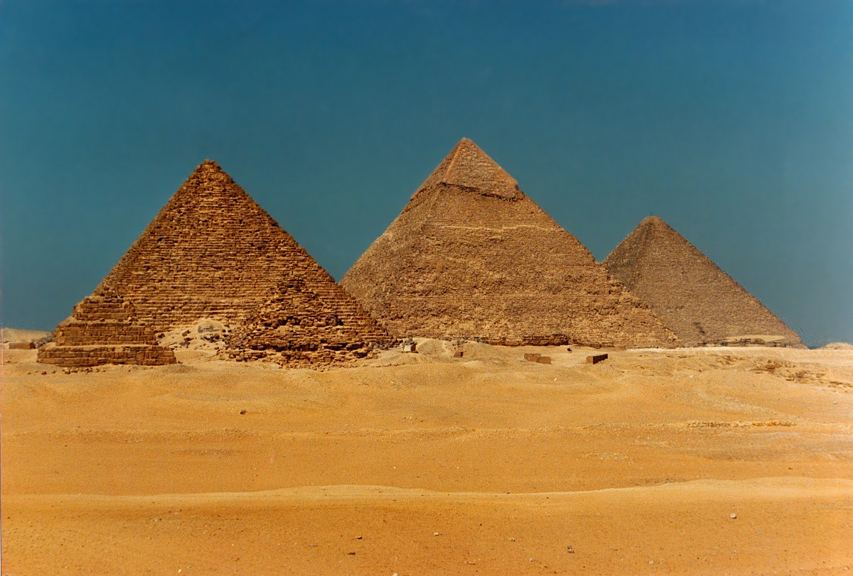 Die Pyramiden von Gizeh, von Süden gesehen; im Vordergrund die drei kleinen Königinnenpyramiden, dahinter die Pyramide des Mykerinos, in der Mitte die des Chephren und rechts die des Cheops (»Große Pyramide«). Aufnahme: April 1988 (digitalisiertes Negativfoto).