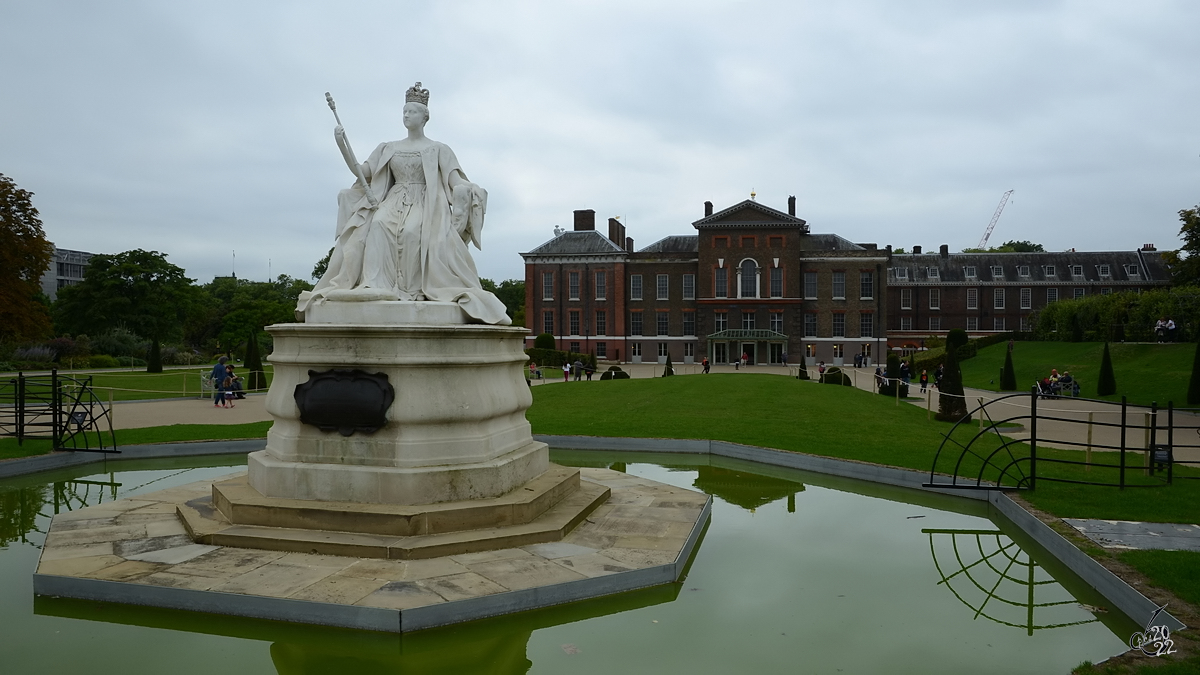 Die Queen Victoria Statue vor dem Kensington Palast in London. (September 2013)