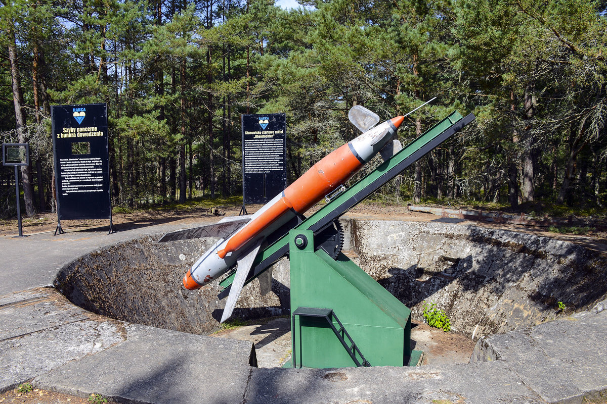 Die Raketenerprobungsstelle Rumbke (heute Rąbka) war im Zweiten Weltkrieg ein Erprobungsgelnde der deutschen Luftwaffe westlich von Leba.  Im Herbst 1943 wurde der erste Prototyp von einer 8,8-cm-Flaklafette, die mit einer 3,5 Meter langen Gleitbahn verlngert wurde, gestartet. Am 29. Januar 1945 wurde das Versuchsgelnde aufgegeben und bis zum 26. Februar 1945 gerumt. Aufnahme: 17. August 2020.