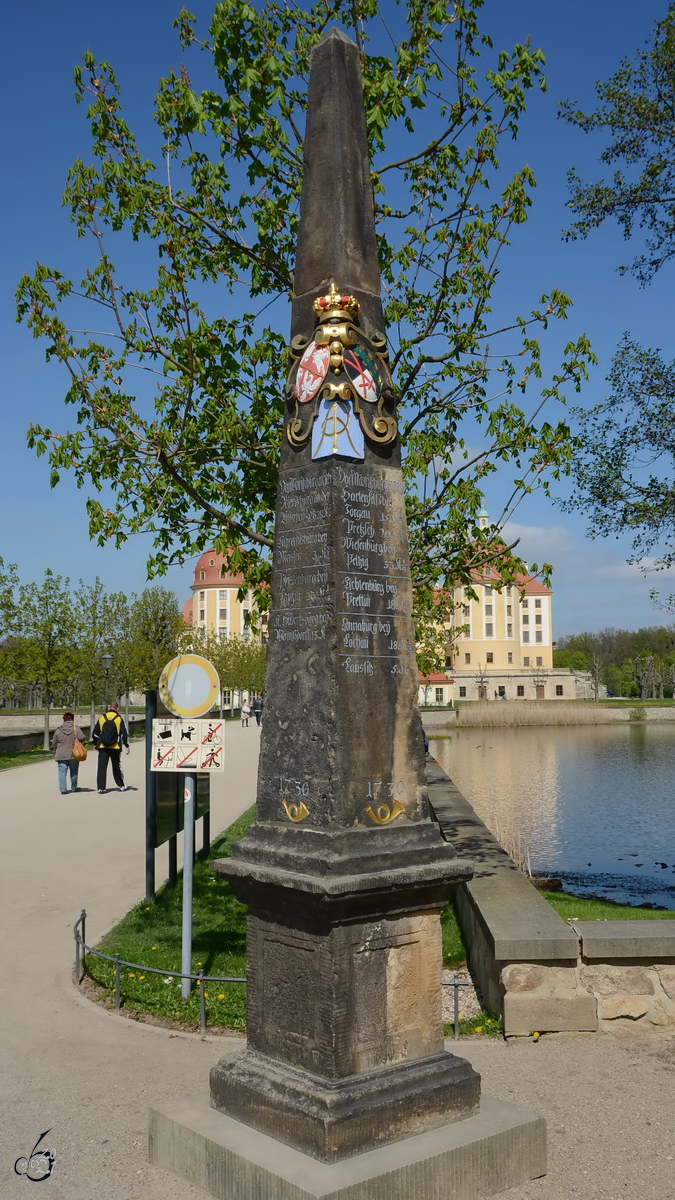 Die rechte Postmeilensule am Schloss Moritzburg. (April 2014)