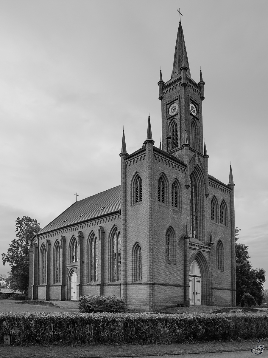 Die Redefiner Dorfkirche wurde in den Jahren 1843 bis 1847 im neugotischem Stil erbaut. (August 2014)