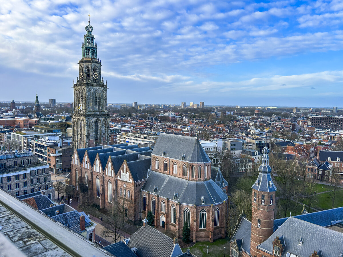 Die reformierte Martinikerk ist die lteste Kirche in der niederlndischen Stadt Groningen. Hier wurde die Martinikerk von der Aussichtsplattform des Kulturzentrums Forum aus fotografiert. Aufnahme: 29. Dezember 2023.