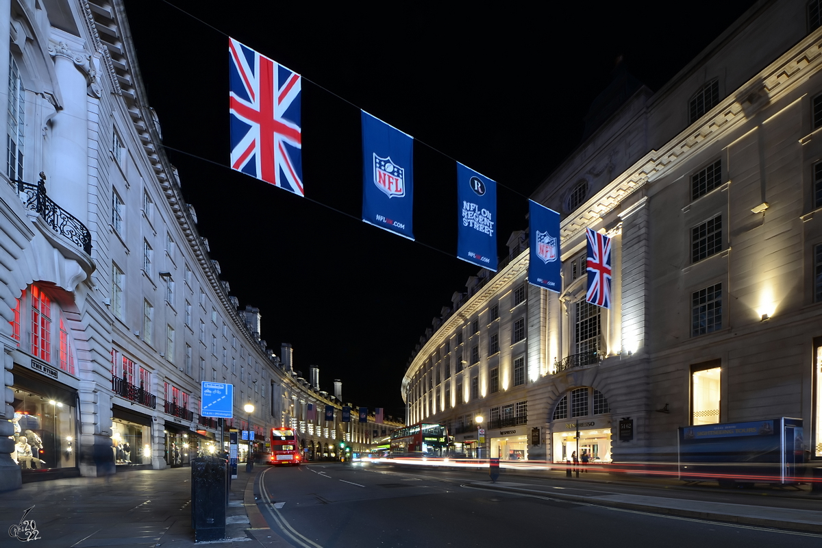 Die Regent Street wurde von 1811 bis 1825 als Teil einer Zeremonienstrae erbaut und ist heute eine Haupteinkaufsstrae und Verkehrsader im Londoner West End. (September 2013)