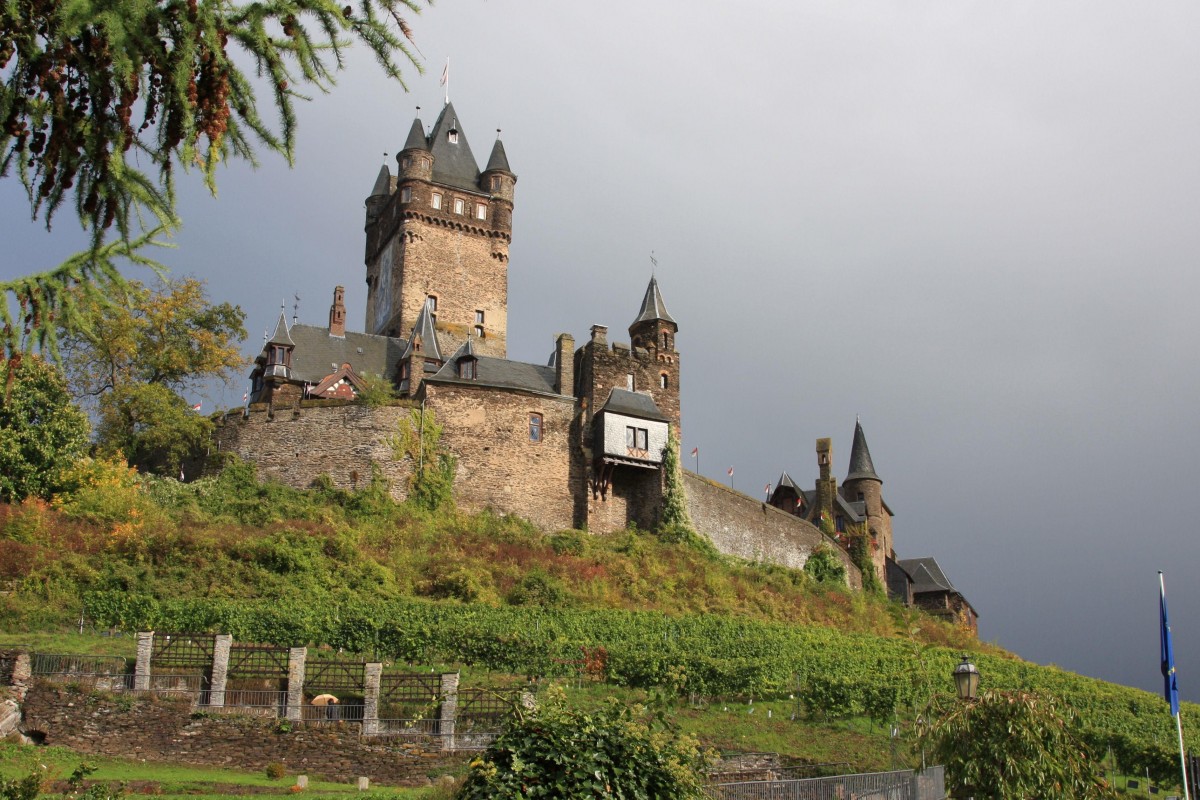 Die Reichsburg in Cochem am 10.10.2013. Diese Perspektive bietet sich, wenn man den Weg von der Stadtmitte aus zur Burg hinauf whlt.