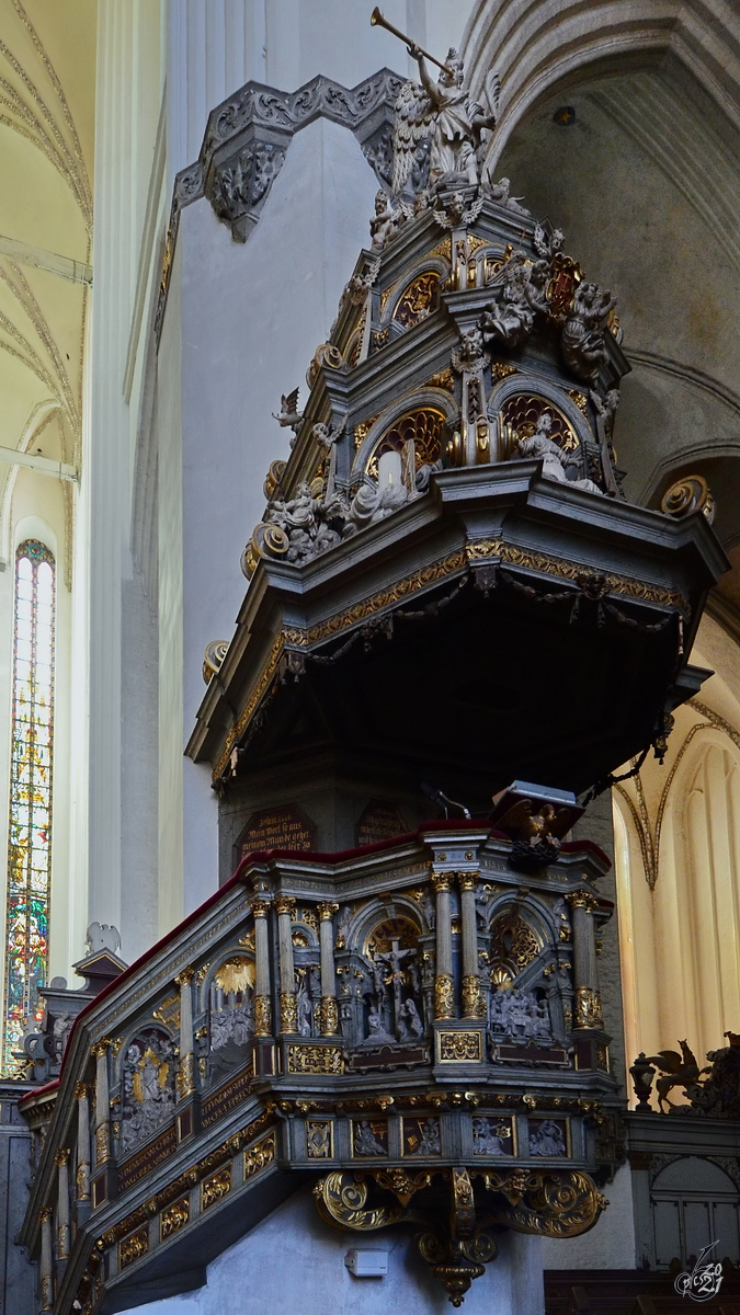 Die Renaissance-Kanzel von 1574 mit der Barock-Kanzeldeckel von 1723 in der Marienkirche in Rostock. (August 2013)