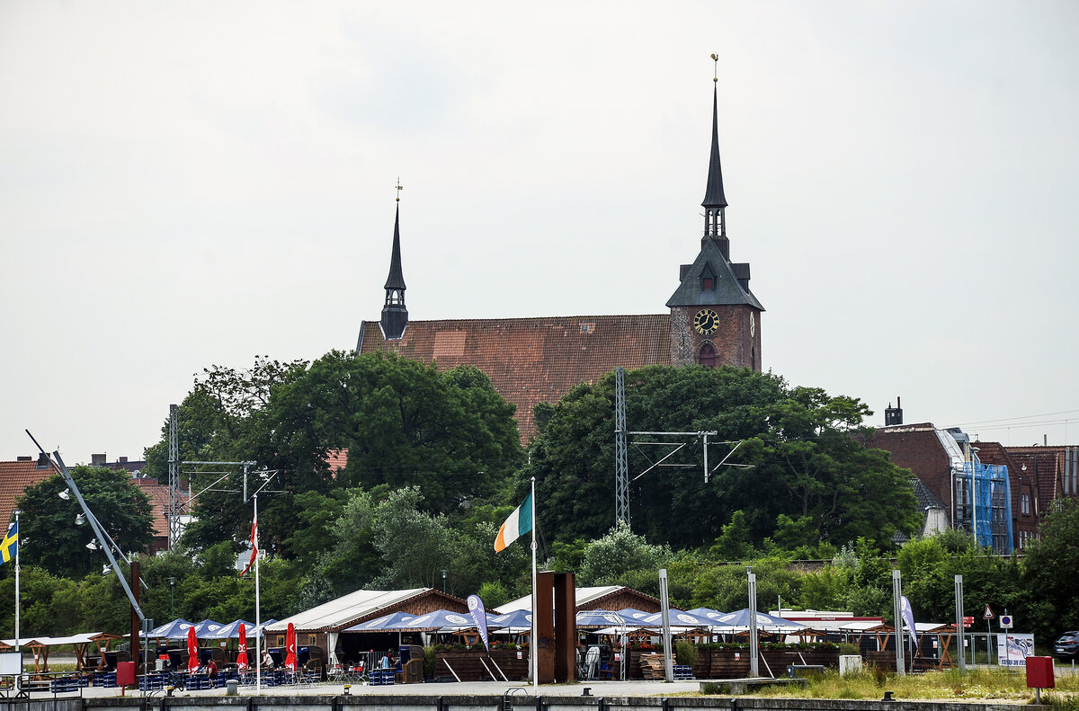Die Rendsbuger Marienkirche vom Ahlmannskai in Bdelsdorf aus gesehen. Aufnahme: 29. Juni 2021.
