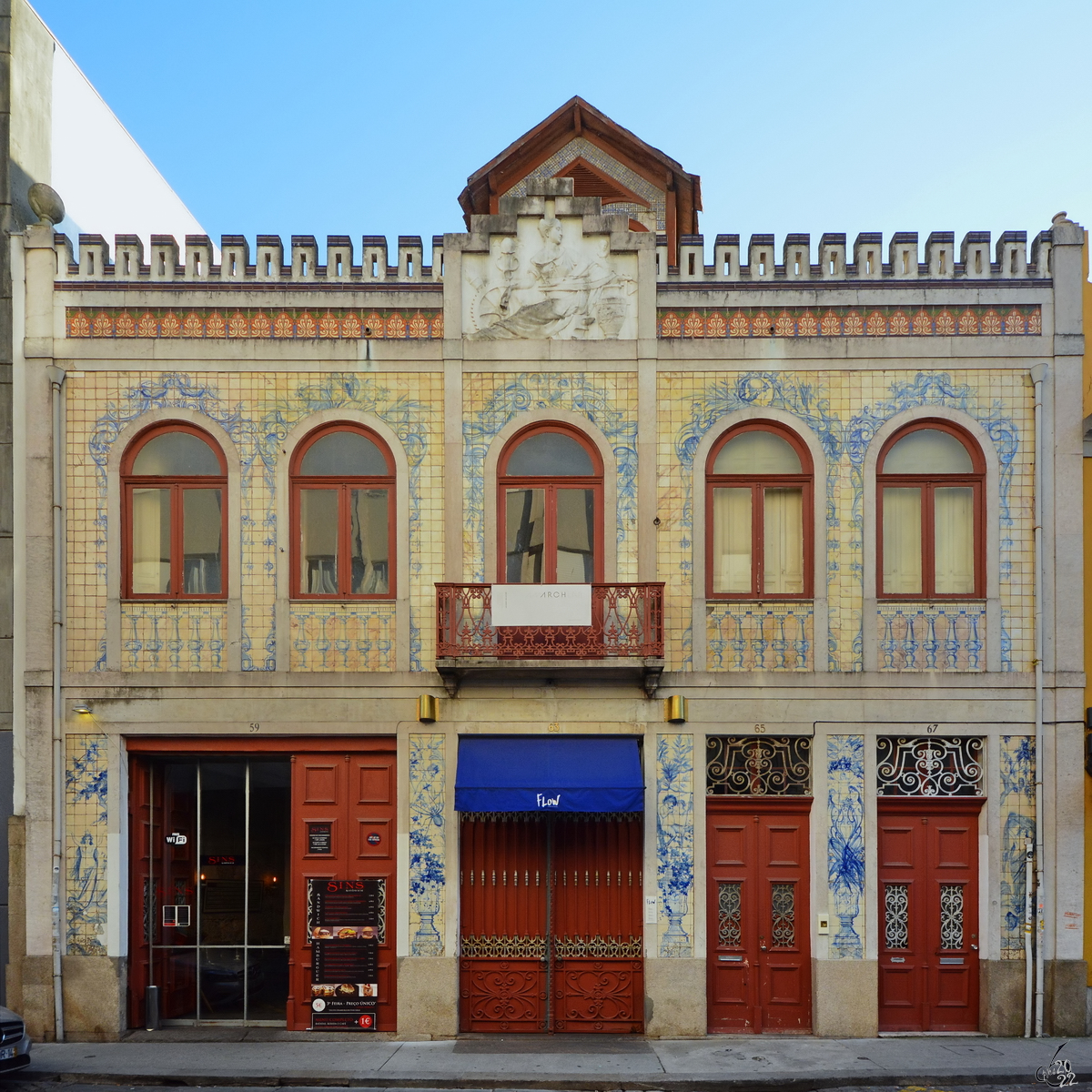 Die Restaurants  Flow  und  Sins Sandwich Bar  sind in diesem Gebude untergebracht. (Porto, Januar 2017)