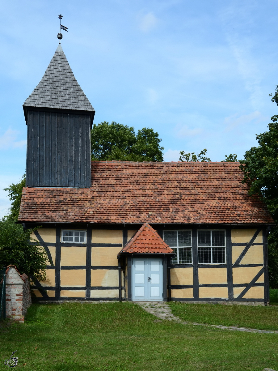 Die restaurierte Kapelle in der ehemaligen Vorburg in Klempenow. (August 2013)