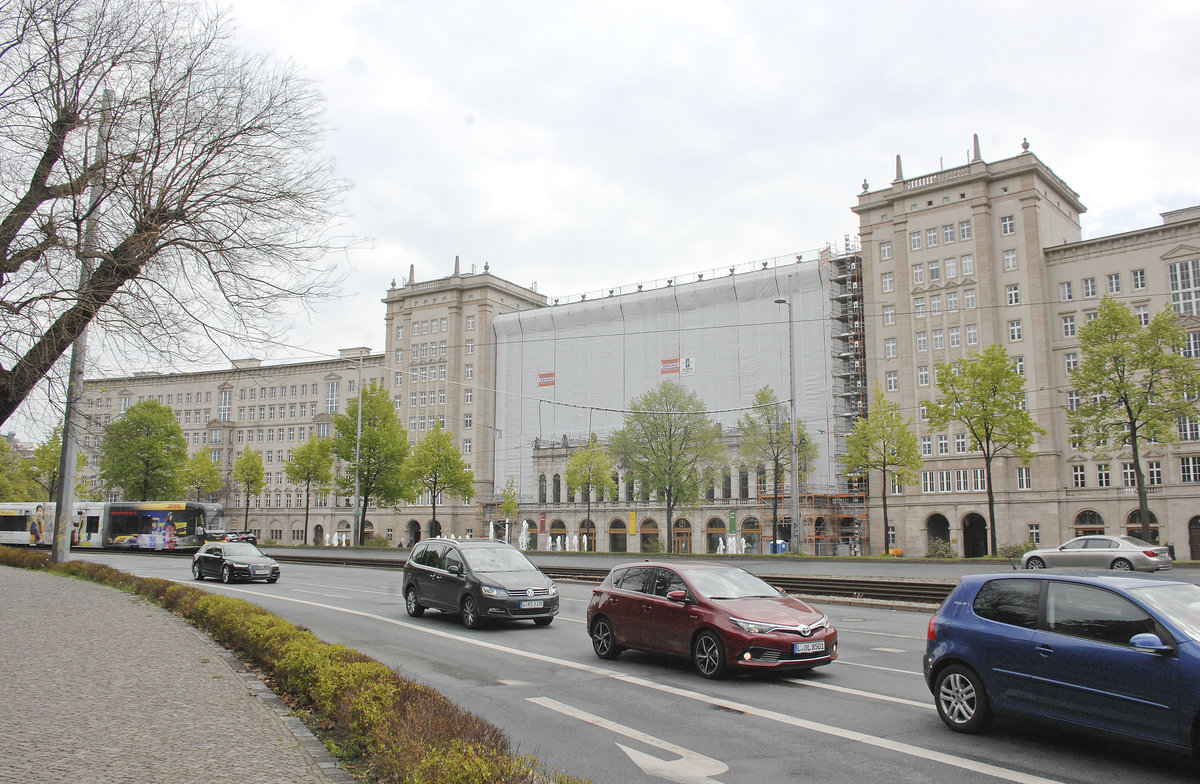 Die Ringbebauung am Roplatz in Leipzig ist ein typisches Beispiel der DDR-Architektur. Der Baukrper enthlt etwa 200 Wohnungen.
Aufnahe: 29. April 2017. 