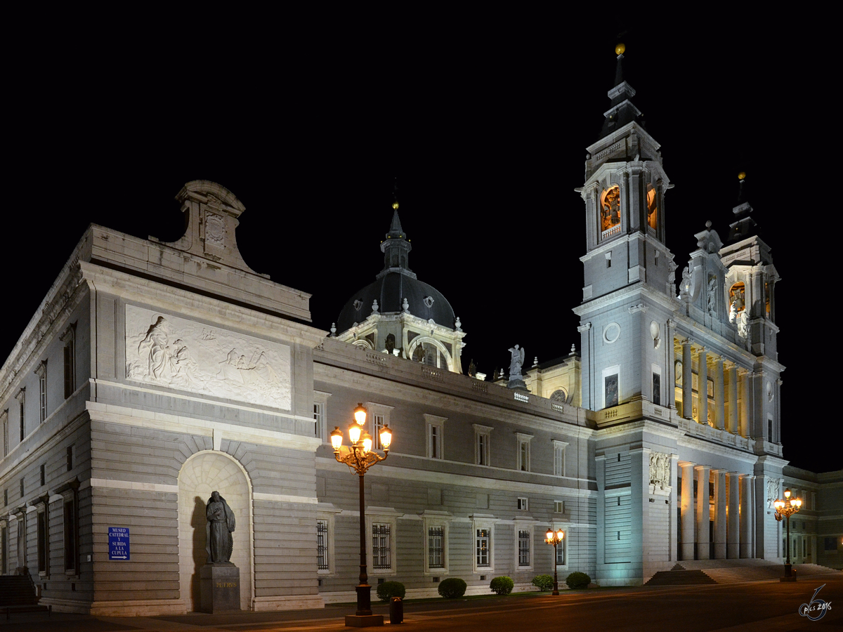 Die rmisch-katholische Almudena-Kathedrale in nchtlichen Madrid. (September 2011)