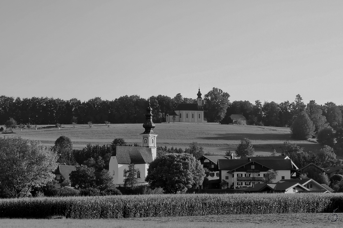 Die rmisch-katholische Filialkirche St. Rupertus in Gaden, dahinter Wallfahrtskirche Mari Heimsuchung in Mhlberg. (August 2020)