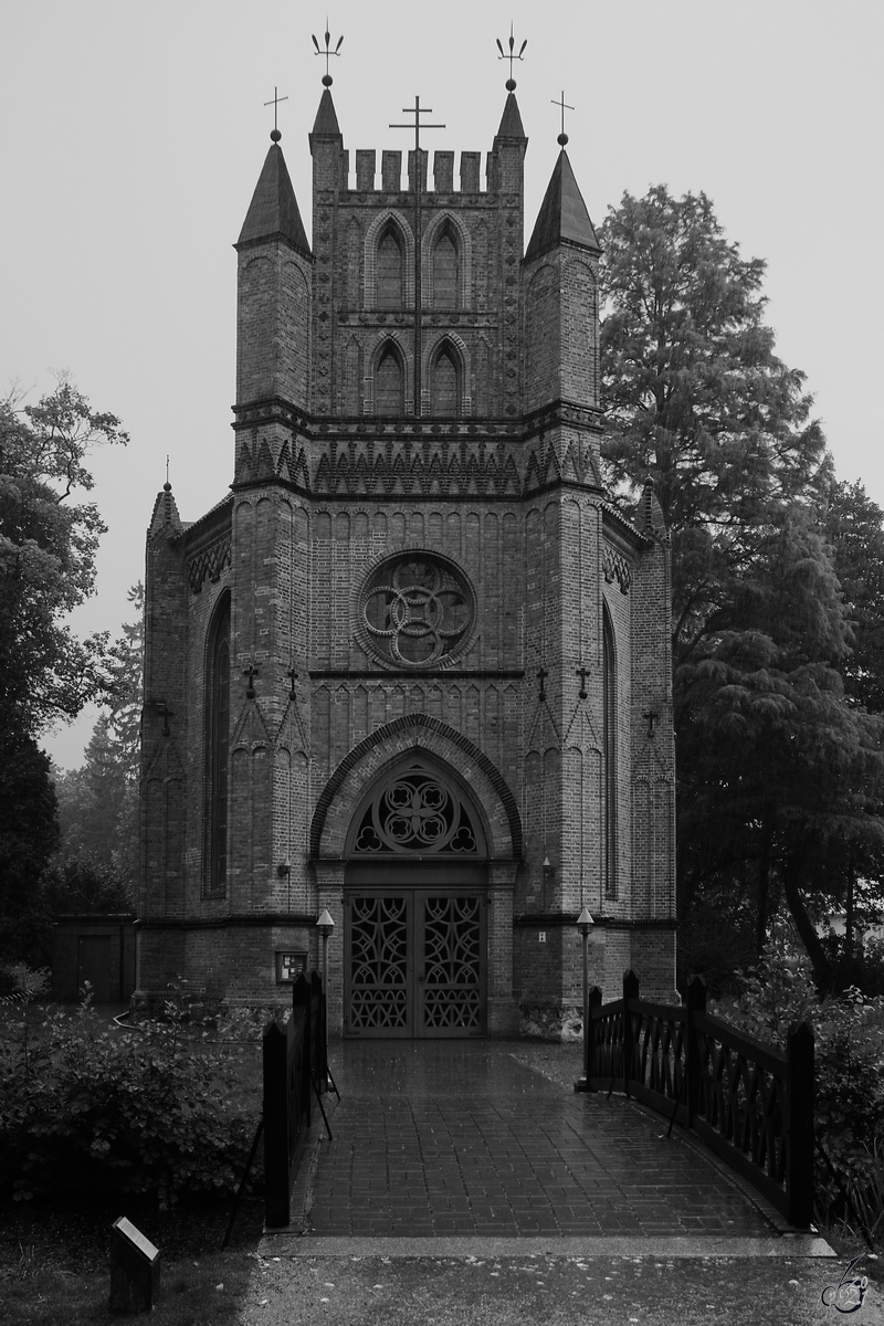 Die rmisch-katholische Kirche St. Helena & St. Andreas wurde im Jahre 1809 geweiht. (Ludwigslust, August 2014)