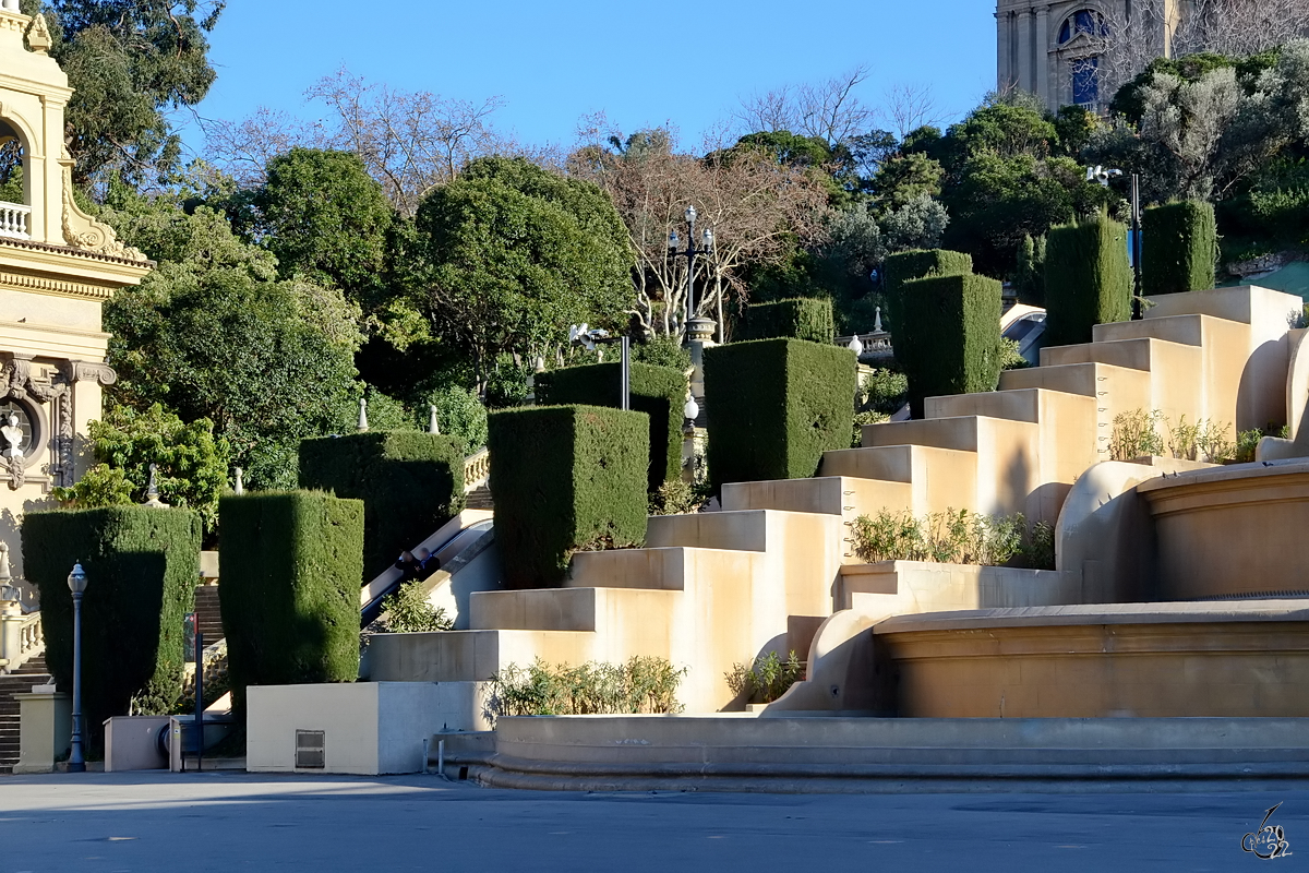 Die (Roll)Treppe zum von 1918 bis 1923 im Stil des akademischen Eklektizismus erbauten Palau Nacional. (Barcelona, Februar 2013)