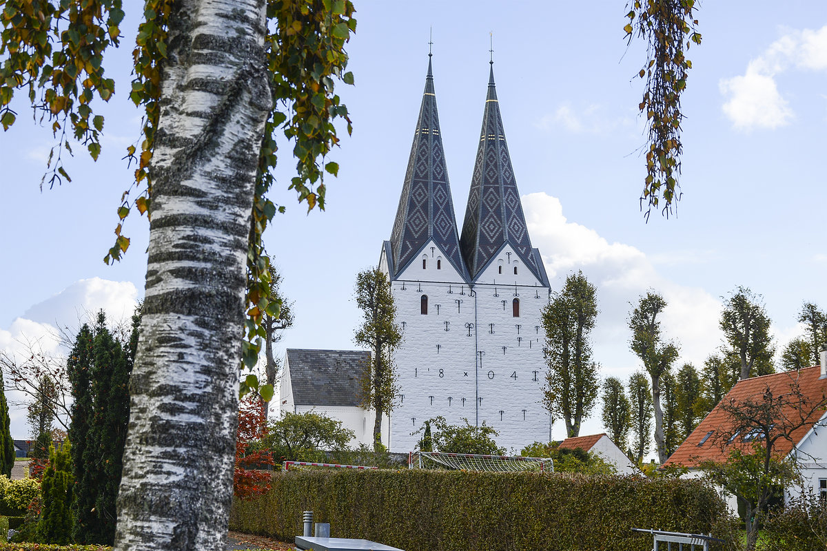 Die romanische Kirche von Broager (deutsch: Broacker) mit ihrem markanten gotischen Doppelturm – dem Einzigen im alten Herzogtum Schleswig – ist nicht nur Wahrzeichen der Gemeinde, sondern aufgrund ihrer hohen Lage und der weiten Sichtbarkeit eines der markantesten Bauwerke an der Flensburger Frde. Aufnahme: 20. Oktober 2018.