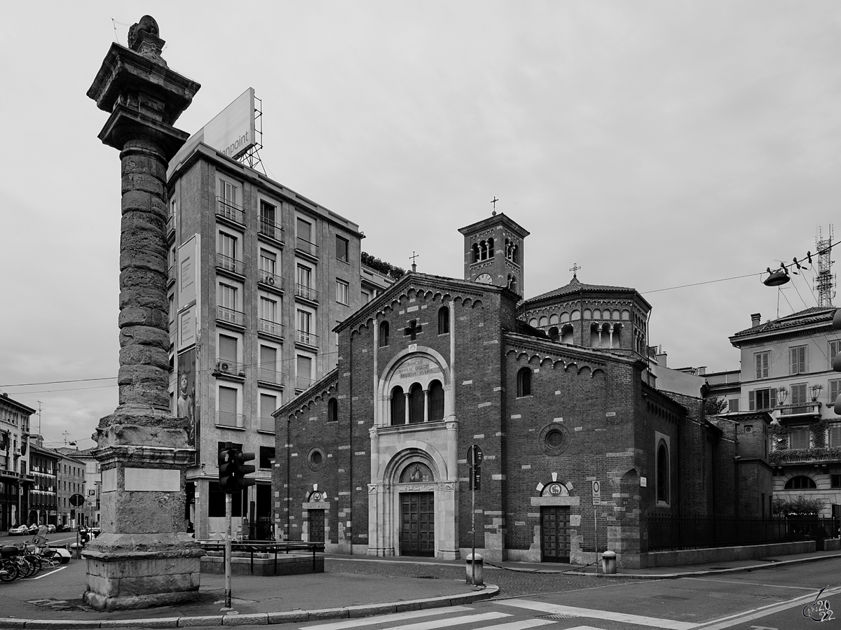 Die im romanischen Stil erbaute Kirche San Babila in Mailand wurde bereits im 11. Jahrhundert erwhnt. Vor der Kirche wurde im Jahr 1626 die Lwensule  Leone di Porta Renza  errichtet. (Juni 2014)