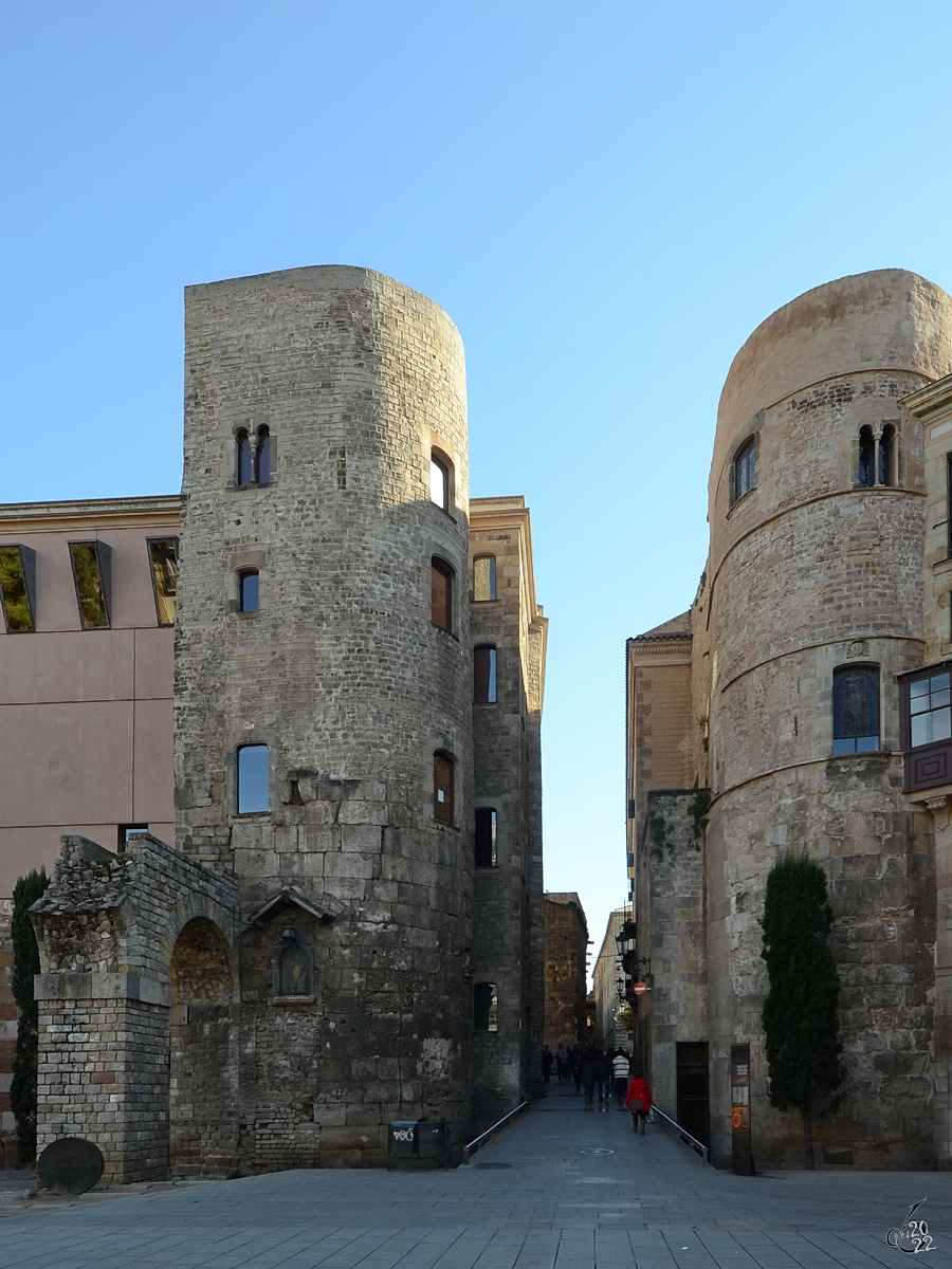 Die romanischen Trme (Torres Romanes) in Barcelona, welche Teil einer historischen Mauer aus der Rmerzeit sind. (Februar 2013)