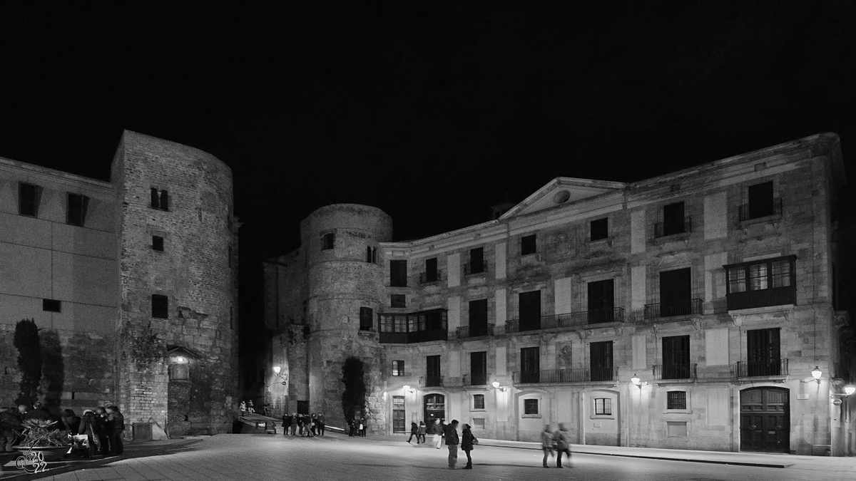 Die romanischen Trme (Torres Romanes) in Barcelona, welche Teil einer historischen Mauer aus der Rmerzeit sind, direkt daneben ein imposantes Stadthaus. (Februar 2013)