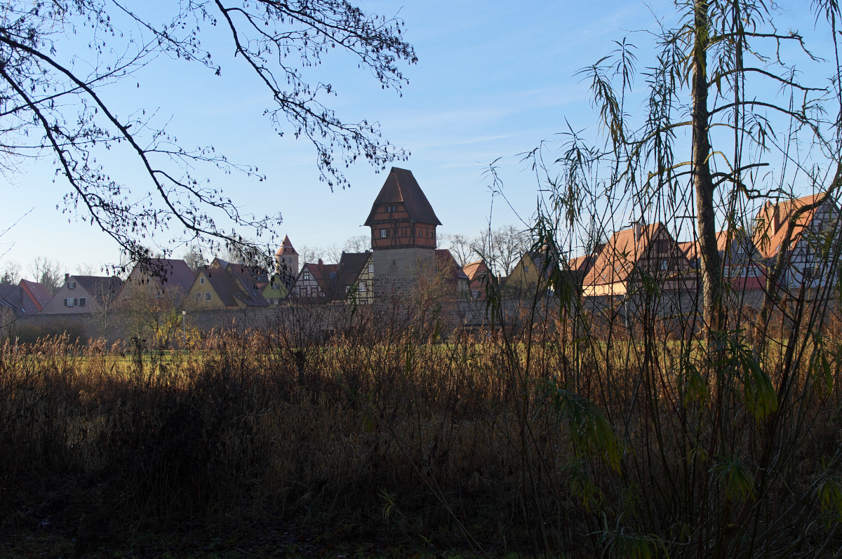 Die  Romantische Strae   Entlang der  Romantischen Strae  ging unsere Winterreise im Dezember 2015. Auf dem Foto sieht es eher wie im Sommer aus. Wunderbarer Sonnenschein begleitete uns am 20.12.2015 durch Dinkelsbhl. Bei den hohen Temperaturen war an Winter nicht zu denken. Im Tal der Wrnitz hat man einen schnen Blick auf die Stadtmauer und die Stadtkulisse von Dinkelsbhl.