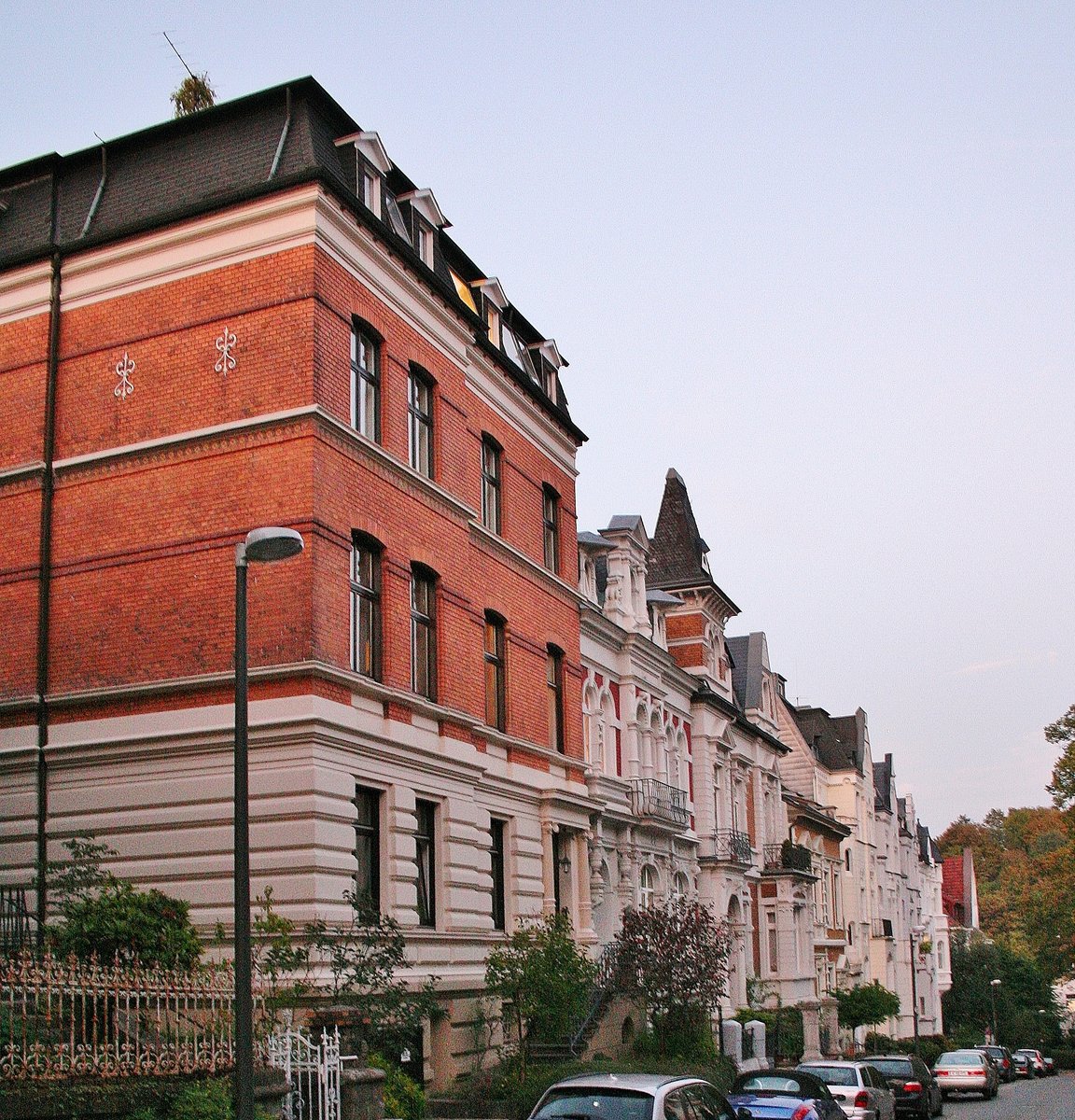 Die Roonstrae im Villen-Viertel  Briller Viertel  in Wuppertal.

Das grte zusammenhngende Villen-Viertel Deutschlands, das Briller-Viertel in Wuppertal, lockt mit fast 300 dieser Prachtexemplare, auf die Hhenzge nah der Innenstadt und der kleinen aber feinen  Altstadt , dem Luisenviertel, das sich mit den umliegenden, riesigen Bestnden an Grnderzeit- und Jugendstilbauten z.B. auf dem lberg, immer mehr zum Kreuzberg NRW's und dem kreativen Kietz schlechthin entwickelt. Eine der dortigen Villen, ist die als  Galerie Parnass  in der Kunstwelt legendre und berhmte Villa Jaehrling, in der, wie es die FAZ beschrieb, 1963 eine der Schlsselausstellungen des 20 Jahrhunderts mit Joseph Beuys, Bazon Brock, Charlotte Moorman, Nam June Paik, Eckart Rahn, Tomas Schmit und Wolf Vostell stattfand. Das Happening war der Kristallisations-Punkt der Fluxus-Bewegung in Deutschland. Ferner wohnten unter anderem die Dichterin Else-Lasker-Schler, Bayer und IG-Farben-Chef Carl Duisberg und Johannes Rau im Briller-Viertel. 03.10.2011