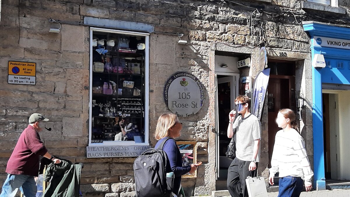 Die Rose Street ist eine Stra�e in der Neustadt von Edinburgh, Schottland. Gebaut wurde sie von 1770 bis 1781 und ist haupts�chlich eine Einkaufsstra�e, aber auch bekannt f�r ihre vielen Bars und Restaurants. Besucht am 30.07.26.