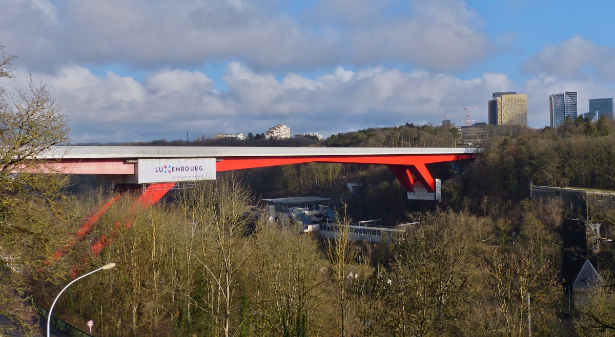 Die Rote Brcke der Stadt Luxemburg erstrahlt fast in Ihrem neuen roten Farbkleid, 01.2022