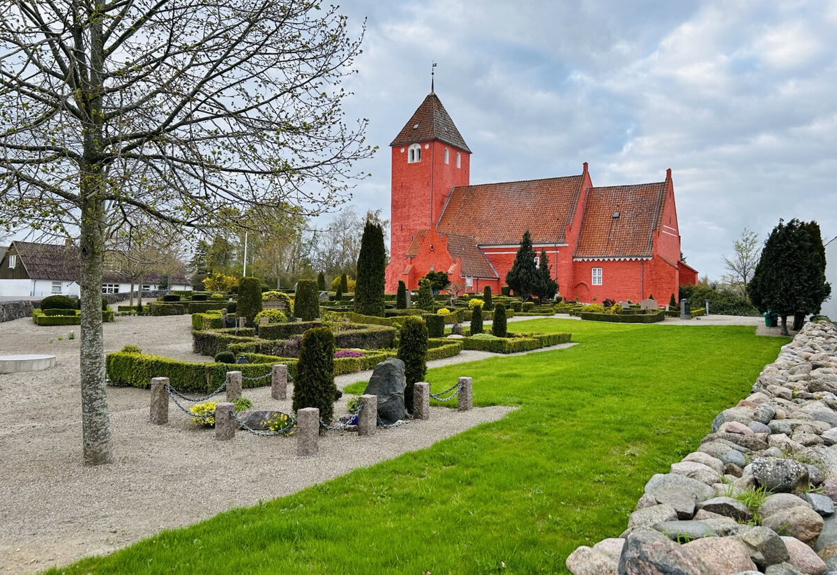 Die rote Kirche im Dorf Vlse auf der dnischen Insel Falster. Im Kirchspiel lebten am 1. Oktober 2019 420 Einwohner. Aufnahme: 26. April 2023.